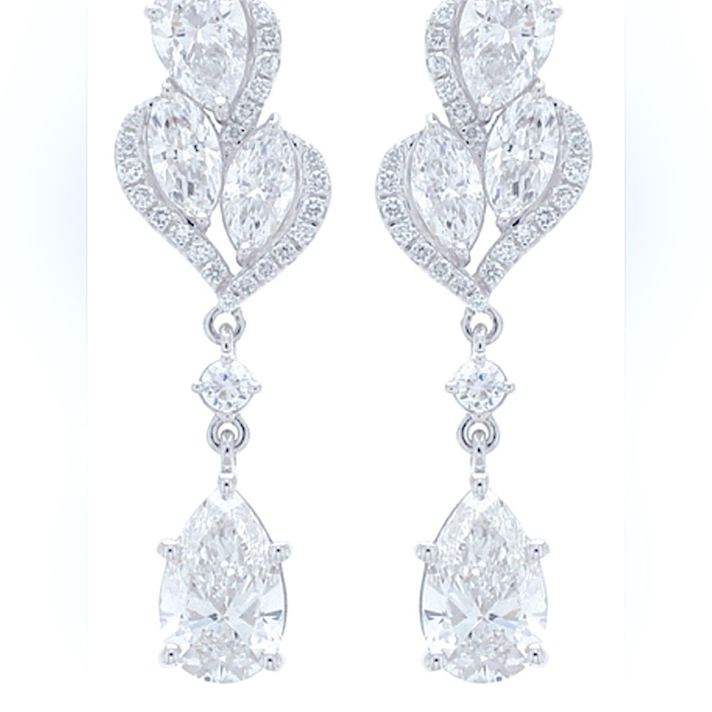 A pair of ladies, Natural, IGI DIAMONDS, white diamonds VS one D color T CW 3.50